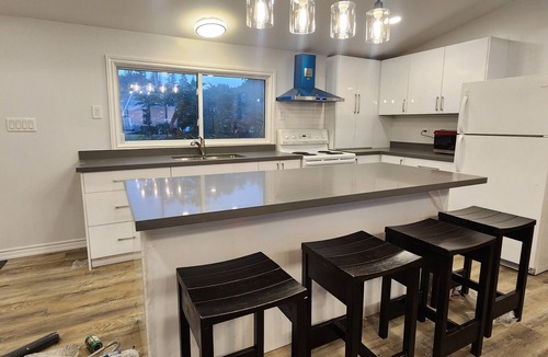 Springwater Cottage | Waterfront Cottage - Hot tub, kayaks, AC, wifi, 1 hr 15 mins from Toronto