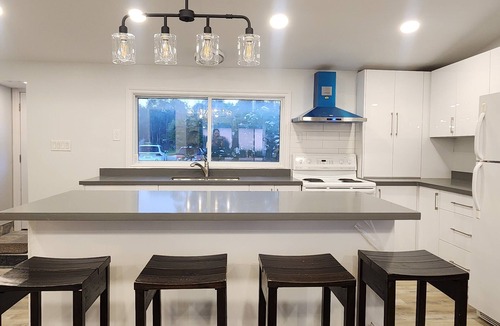 Springwater Cottage | Waterfront Cottage - Hot tub, kayaks, AC, wifi, 1 hr 15 mins from Toronto
