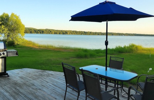 Springwater Cottage | Waterfront Cottage - Hot tub, kayaks, AC, wifi, 1 hr 15 mins from Toronto