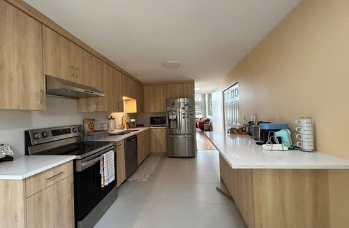 Delta House | Waterfront Delta retreat near Vancouver airport, shopping, dining and transit