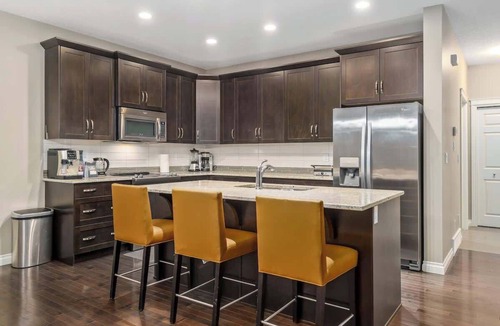 Airdrie House | Waterfront, Fireplace, 90 min Banff, Latte, AC