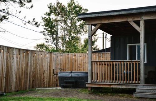 Sainte-Anne-de-Kent Apartment | Waterfront Seacan Retreat with Hot Tub