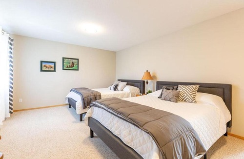 Twin Butte Villa | Waterton Country Villas - Whole House! Sleeps 32!!