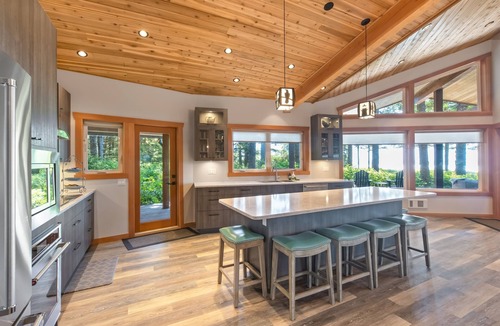 Tofino House | Waves End- Chesterman Beach, hot tub, views!