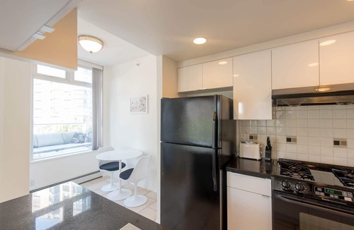 Yaletown Condo | Welcome home to this beautiful unit with large balcony, in the best location!
