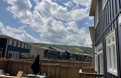 Glen Huron House | Welcome to luxury living in a perfect location in Blue Mountain