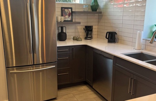 Central Okanagan House | Welcome to "Paws and Stay Retreat". 5 minutes from downtown. Walk to wineries!