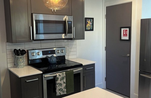 Central Okanagan House | Welcome to "Paws and Stay Retreat". 5 minutes from downtown. Walk to wineries!