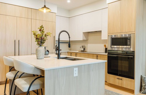 Central Okanagan Condo | Welcome to Zara at Lakestone! A premier lakeside community for a peaceful escape with pickleball courts, gym, and sauna. Bright 1-bed suite with mountain views, full kitchen, patio & laundry.