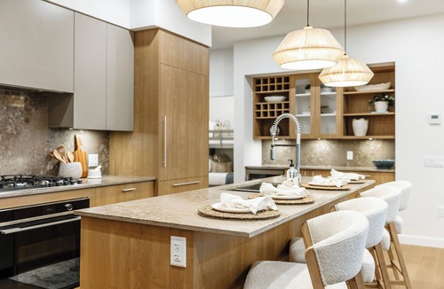 Central Okanagan Condo | Welcome to Zara at Lakestone! A premier lakeside community for a peaceful escape with pickleball courts, gym, and sauna. Spacious 3-bed, 3-bath suite with lake & hillside views, chef’s kitchen, private patio w/BBQ & workspace.