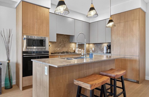 Central Okanagan Condo | Welcome to Zara at Lakestone! A premier lakeside community for a peaceful escape with pickleball courts, gym, & sauna. Enjoy lake views, nearby wineries, and modern comfort with a chef’s kitchen, queen bedroom, bunk room, and workspace.