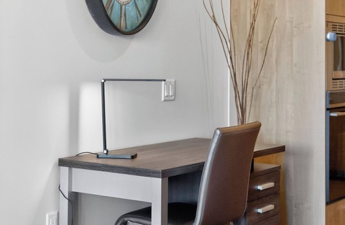 Central Okanagan Condo | Welcome to Zara at Lakestone! A premier lakeside community for a peaceful escape with pickleball courts, gym, & sauna. Enjoy lake views, nearby wineries, and modern comfort with a chef’s kitchen, queen bedroom, bunk room, and workspace.