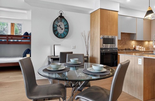 Central Okanagan Condo | Welcome to Zara at Lakestone! A premier lakeside community for a peaceful escape with pickleball courts, gym, & sauna. Enjoy lake views, nearby wineries, and modern comfort with a chef’s kitchen, queen bedroom, bunk room, and workspace.