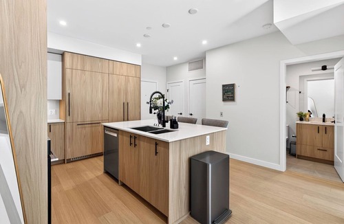 Central Okanagan Condo | Welcome to Zara at Lakestone! Modern 1BR Lake Country condo with mountain views, balcony, BBQ & gourmet kitchen. Sleeps 4 (Queen bed + sofa bed). Enjoy premier lakeside living with a gym, sauna & pickleball courts. Perfect for Okanagan getaways!