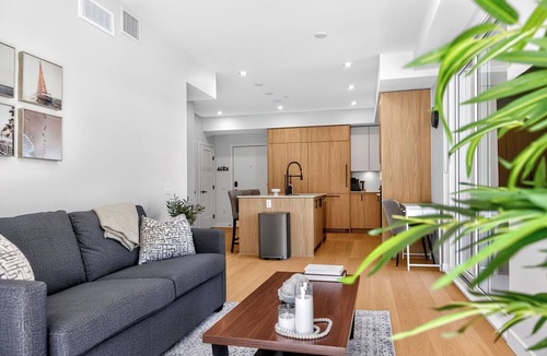 Central Okanagan Condo | Welcome to Zara at Lakestone! Modern 1BR Lake Country condo with mountain views, covered balcony & BBQ. Sleeps 4 (Queen bed + sofa bed). Enjoy the gym, sauna, pickleball & gourmet kitchen. Minutes to wineries, beaches, hiking & Kelowna Airport.