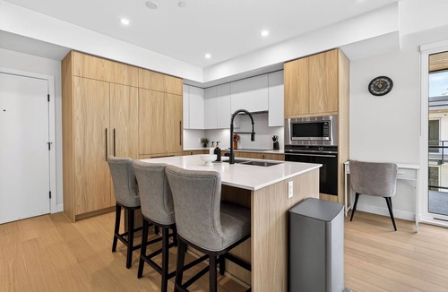 Central Okanagan Condo | Welcome to Zara at Lakestone! Modern 1BR Lake Country condo with mountain views, covered balcony & BBQ. Sleeps 4 (Queen bed + sofa bed). Enjoy the gym, sauna, pickleball & gourmet kitchen. Minutes to wineries, beaches, hiking & Kelowna Airport.