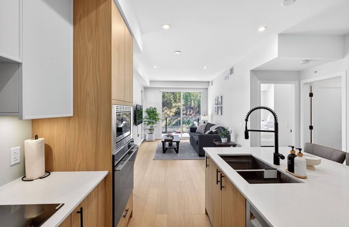 Central Okanagan Condo | Welcome to Zara at Lakestone! Modern 1BR Lake Country condo with mountain views, covered balcony & BBQ. Sleeps 4 (Queen bed + sofa bed). Enjoy the gym, sauna, pickleball & gourmet kitchen. Minutes to wineries, beaches, hiking & Kelowna Airport.