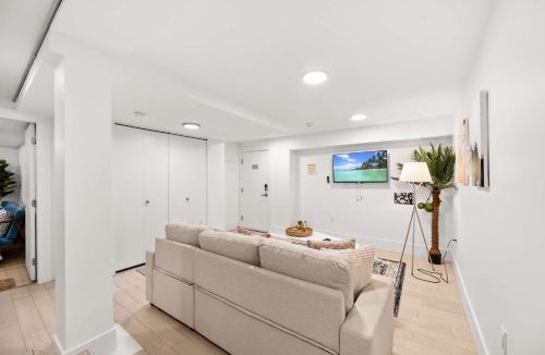 West End Apartment | West End Downtown Walk to Beach & Shops