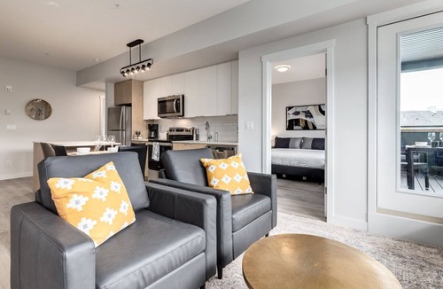 Marda Loop Apartment | West Facing w/ 2 King Beds, Great For Families