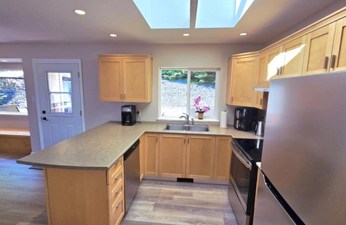 Regional District of Nanaimo House | Where Trails Meet Lake Tranquility- sleeps 7
