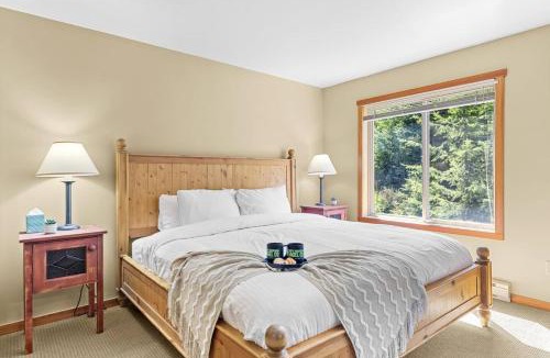 Golden Apartment | Whispering Pines 3BR Townhouse Views and private Hot Tub