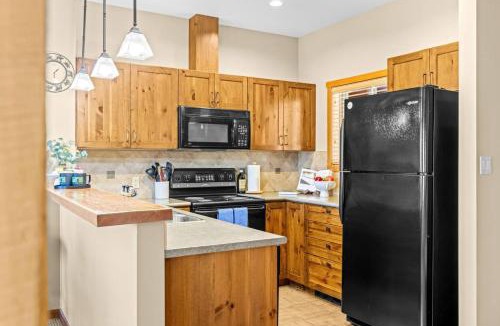 Golden Apartment | Whispering Pines 3BR Townhouse Views and private Hot Tub