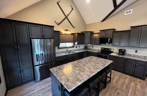 Valemount House | Whispering Pines Cabin