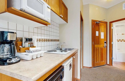 Village North Hotel | Whistler - Cascade Lodge 114