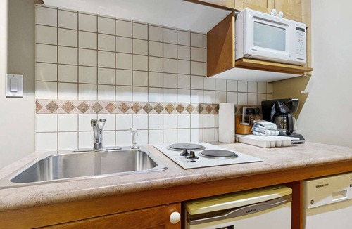 Village North Hotel | Whistler - Cascade Lodge 117