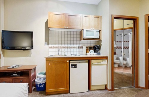 Village North Hotel | Whistler - Cascade Lodge 117