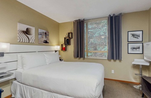 Village North Hotel | Whistler - Cascade Lodge 217