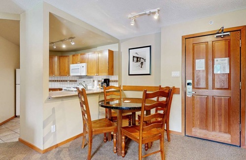 Village North Hotel | Whistler - Cascade Lodge 212