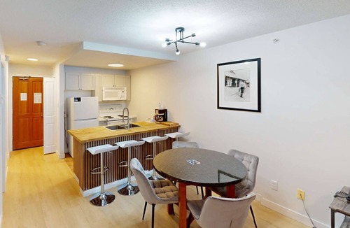 Village North Hotel | Whistler - Cascade Lodge 329