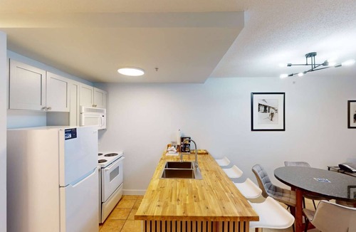 Village North Hotel | Whistler - Cascade Lodge 329