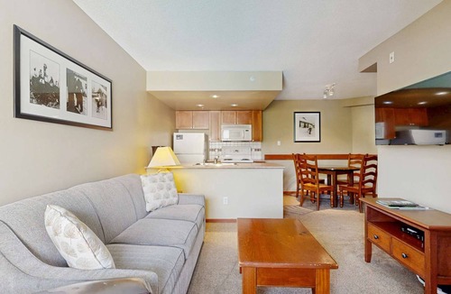 Village North Hotel | Whistler - Cascade Lodge 318