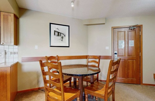 Village North Hotel | Whistler - Cascade Lodge 318