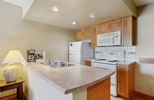 Village North Hotel | Whistler - Cascade Lodge 318