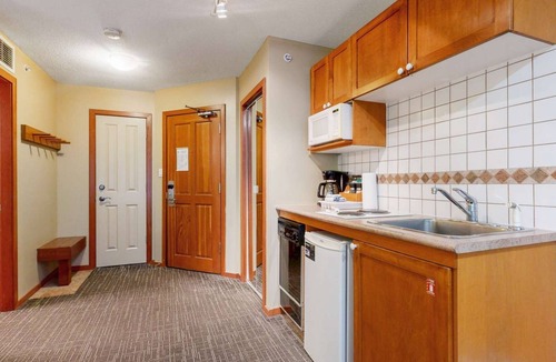 Village North Hotel | Whistler - Cascade Lodge 327