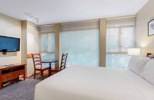 Village North Hotel | Whistler - Cascade Lodge 327