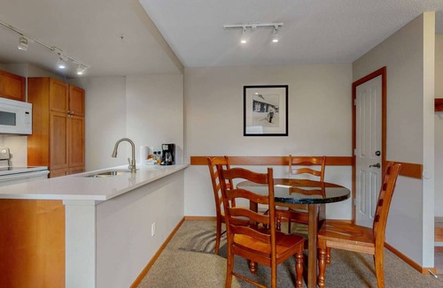 Village North Hotel | Whistler - Cascade Lodge 316