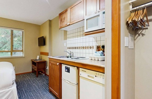 Village North Hotel | Whistler - Cascade Lodge 317