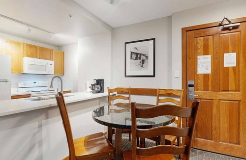 Village North Hotel | Whistler - Cascade Lodge 434