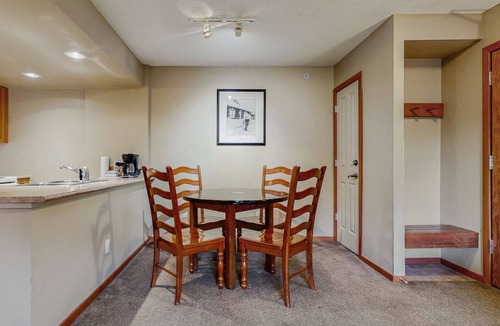 Village North Hotel | Whistler - Cascade Lodge 510