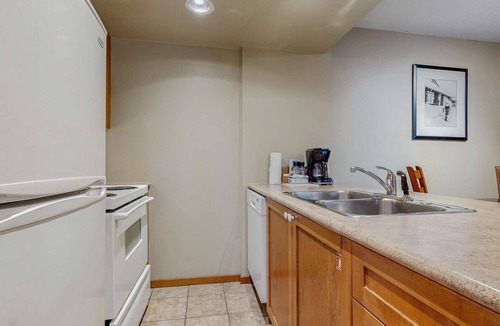 Village North Hotel | Whistler - Cascade Lodge 510