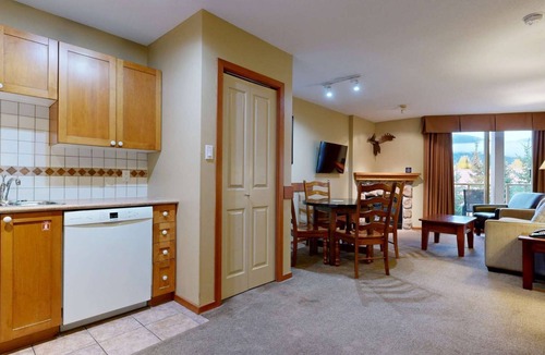 Village North Hotel | Whistler - Cascade Lodge 533