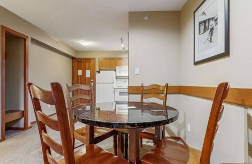 Village North Hotel | Whistler - Cascade Lodge 533