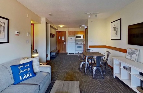 Village North Hotel | Whistler - Cascade Lodge 633