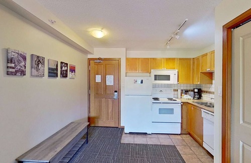 Village North Hotel | Whistler - Cascade Lodge 633