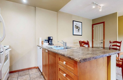 Village North Hotel | Whistler - Cascade Lodge 410
