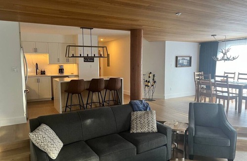 Blueberry Hill Condo | Whistler Retreat with Pool/Hot Tub Free Parking